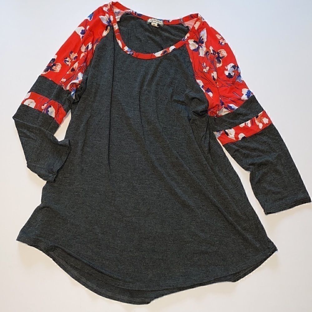 Eyeshadow raglan sleeve gray and red floral tee